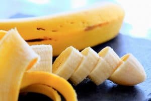 Evita los plátanos y bananas porque tienen muchas calorías